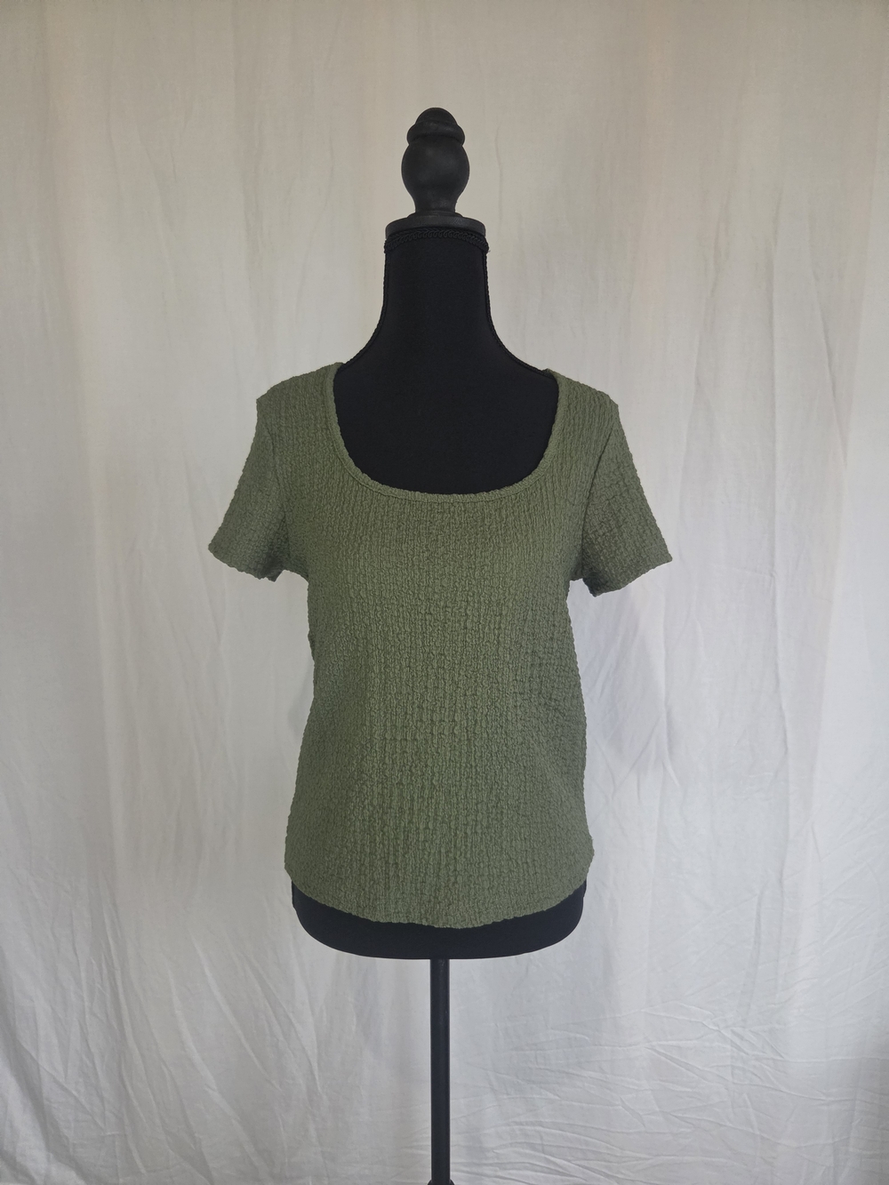 Time and Tru Olive Scoop Neck Short Sleeve Top